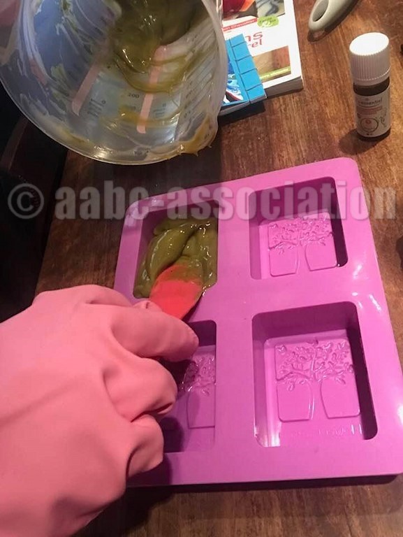 Mise en moule du savon melt and pour